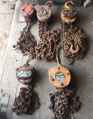 銹跡斑斑的手拉葫蘆