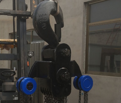 手拉葫蘆參與刷洗酸洗管道更換工作